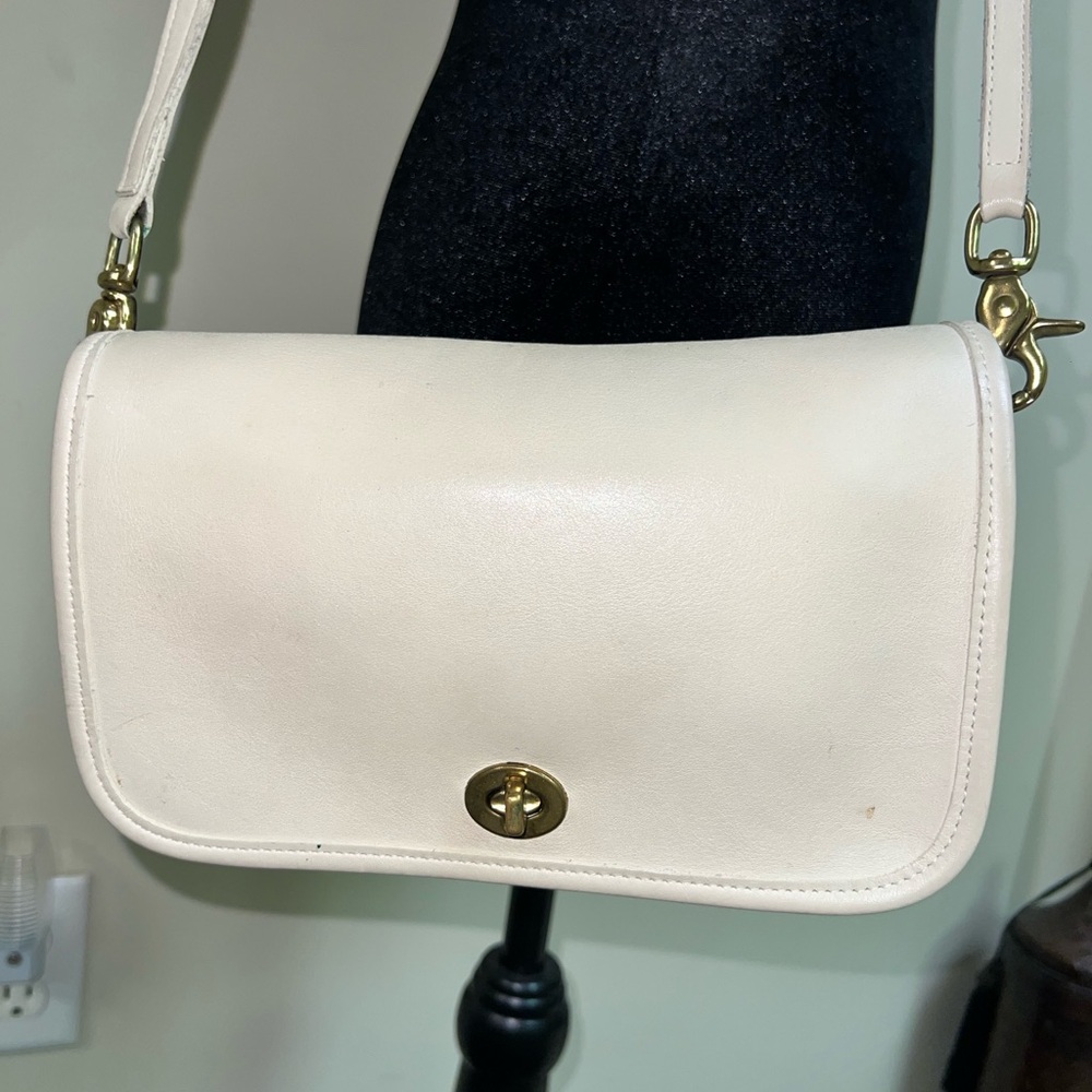 Vintage Coach Turnlock Leather Shoulder Bag – Cream/Bone – Classic 90s Style